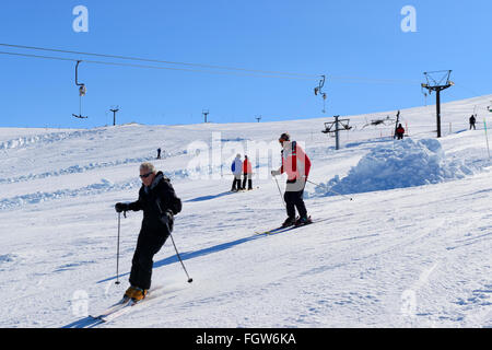 Skifahrer auf bergab laufen an der Cairngorm Mountain Ski Centre, Aviemore, schottischen Highlands, UK Stockfoto