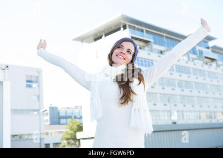 Hübsche Brünette mit warmer Kleidung, Hände Stockfoto