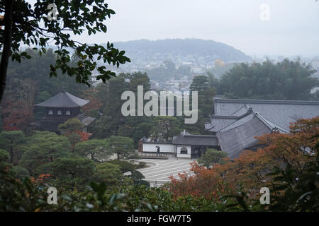 Ginkaku-Ji, Silver Pavilion, Kyoto, Japan, im Regen mit der Stadt hinter Stockfoto
