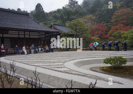 Touristen im Regen bei Ginkaku-Ji, Silver Pavilion, Kyoto, Japan Stockfoto