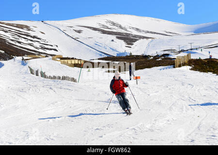 Skifahrer auf bergab laufen an der Cairngorm Mountain Ski Centre, Aviemore, schottischen Highlands, UK Stockfoto