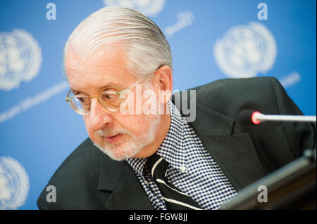 New York, USA. 22. Februar 2016. Information durch den Vorsitzenden der Kommission zur Untersuchung von Syrien Paulo Sérgio Pinheiro im Durchschnitt während der Pressekonferenz über den Stand der Arabischen Republik Syrien "von der Kommission zur Untersuchung von der Arabischen Republik Syrien am Sitz der Vereinten Nationen Credit: LUIZ ROBERTO LIMA/Alamy Live News Stockfoto