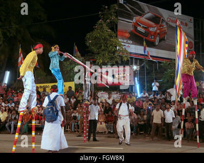 Colombo, Sri Lanka. 22. Februar 2016. Nawam Maha Perahera ist eines der wichtigsten religiösen und kulturellen Ereignisse in Sri Lanka.  Bei Vollmond fest bis in den Himmel Mavam Perahera begann in Colombo inmitten Tausende strömten zu den geschmückten Elefanten und Musiker und dancers@paul Quezada-Neiman/Alamy live-Nachrichten sehen Stockfoto