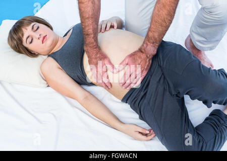 Physiotherapeut der Massage für schwangere Stockfoto