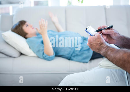 Mittelteil des Gynäkologen schreiben Rezept Stockfoto