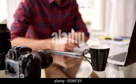Kopflose Ernte eines Fotografen in seinem Hause Arbeitsbereich Stockfoto