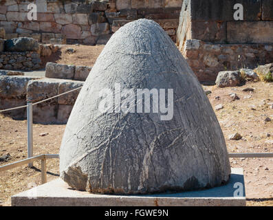 Alten Delphi, Phokis, Griechenland.  Der Omphalos oder Nabel des antiken Delphi. Stockfoto