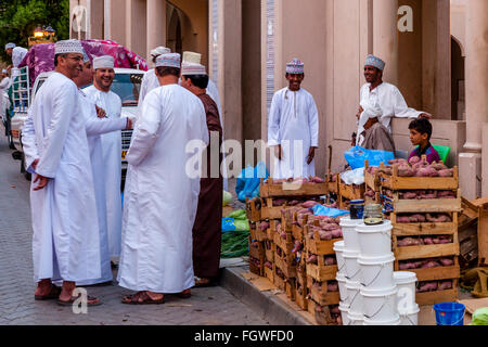 Omanische Männer einkaufen In der Gemüsemarkt, Nizwa, Ad Dakhiliyah Region, Oman Stockfoto