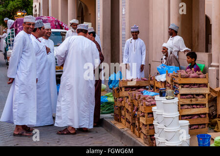 Omanische Männer einkaufen In der Gemüsemarkt, Nizwa, Ad Dakhiliyah Region, Oman Stockfoto