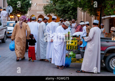 Omanische Männer einkaufen In der Gemüsemarkt, Nizwa, Ad Dakhiliyah Region, Oman Stockfoto