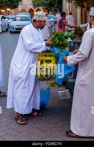 Omanische Männer einkaufen In der Gemüsemarkt, Nizwa, Ad Dakhiliyah Region, Oman Stockfoto