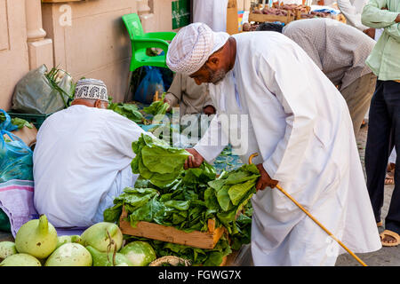 Omanische Männer einkaufen In der Gemüsemarkt, Nizwa, Ad Dakhiliyah Region, Oman Stockfoto