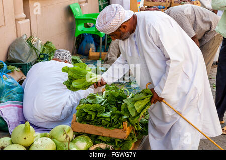 Omanische Männer einkaufen In der Gemüsemarkt, Nizwa, Ad Dakhiliyah Region, Oman Stockfoto