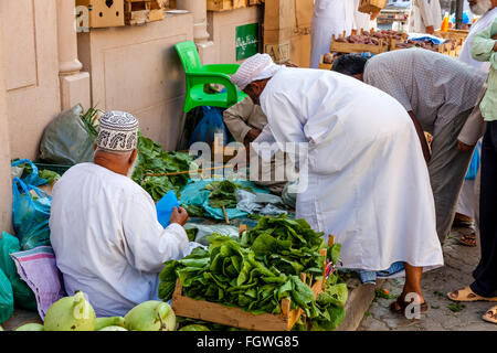 Omanische Männer einkaufen In der Gemüsemarkt, Nizwa, Ad Dakhiliyah Region, Oman Stockfoto