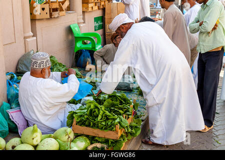 Omanische Männer einkaufen In der Gemüsemarkt, Nizwa, Ad Dakhiliyah Region, Oman Stockfoto