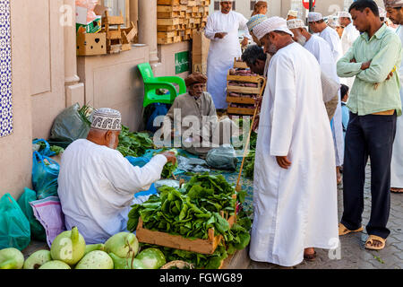 Omanische Männer einkaufen In der Gemüsemarkt, Nizwa, Ad Dakhiliyah Region, Oman Stockfoto