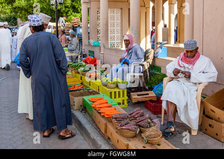 Omanische Männer einkaufen In der Gemüsemarkt, Nizwa, Ad Dakhiliyah Region, Oman Stockfoto