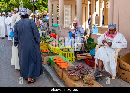 Omanische Männer einkaufen In der Gemüsemarkt, Nizwa, Ad Dakhiliyah Region, Oman Stockfoto