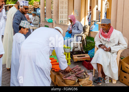 Omanische Männer einkaufen In der Gemüsemarkt, Nizwa, Ad Dakhiliyah Region, Oman Stockfoto