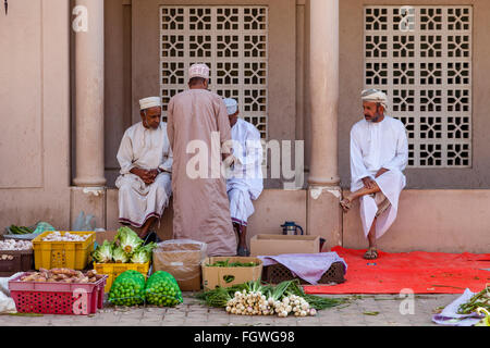 Obst- und Gemüsemarkt in Nizwa Souk, Nizwa, Ad Dakhiliyah Region, Oman Stockfoto