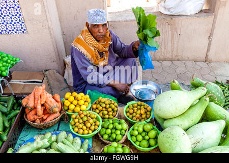 Obst- und Gemüsemarkt in Nizwa Souk, Nizwa, Ad Dakhiliyah Region, Oman Stockfoto