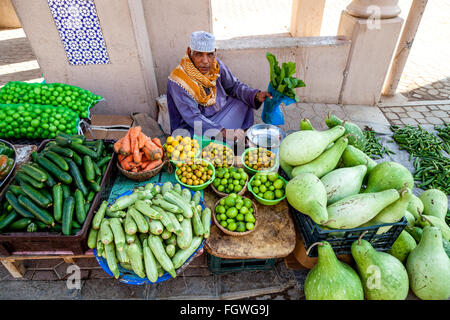 Obst- und Gemüsemarkt in Nizwa Souk, Nizwa, Ad Dakhiliyah Region, Oman Stockfoto