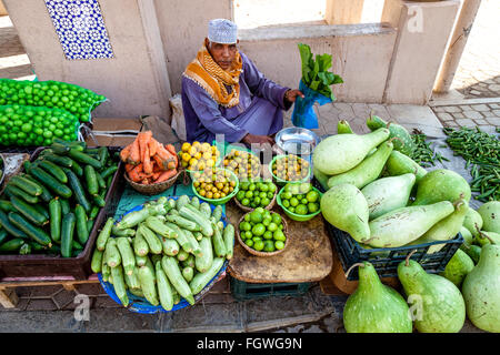 Obst- und Gemüsemarkt in Nizwa Souk, Nizwa, Ad Dakhiliyah Region, Oman Stockfoto