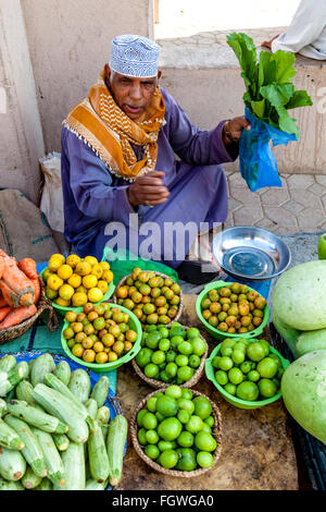 Obst- und Gemüsemarkt in Nizwa Souk, Nizwa, Ad Dakhiliyah Region, Oman Stockfoto