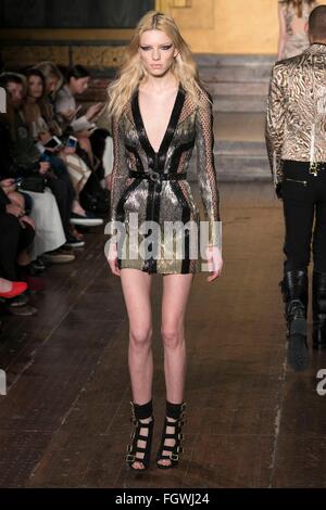 Julien Macdonald Catwalk in London Fashion Woche AW16, LFW AW16. 20.02.2016 Stockfoto