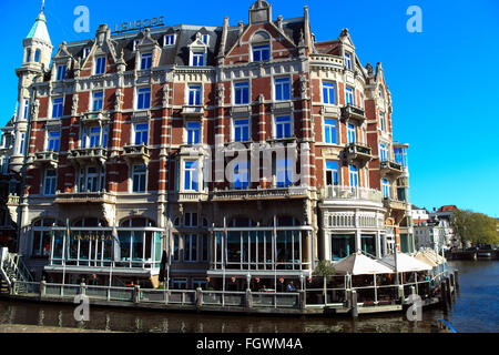 Hotel De l ' Europe mit Blick auf den Fluss Amstel, Amsterdam, Niederlande Stockfoto