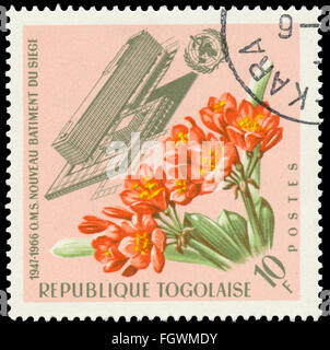 BUDAPEST, Ungarn - 21. Februar 2016: eine Briefmarke gedruckt in den Togo zeigt Hauptsitz der WHO mit Blumen, ca. 1966 Stockfoto
