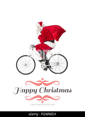 Zusammengesetztes Bild vom Weihnachtsmann liefern Geschenke mit Fahrrad Stockfoto