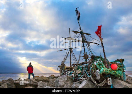 Grace darling Piratenschiff hoylake Wirral Sonnenuntergang Piraten shipwreck pirate Schiffswrack Treibholz artwork Strand Liegeplatz im Hafen Meer Meer boot Schädel Totenkopf Stockfoto