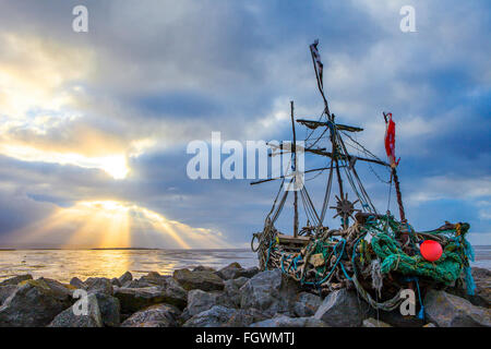 Grace darling Piratenschiff hoylake Wirral Sonnenuntergang Piraten shipwreck pirate Schiffswrack Treibholz artwork Strand Liegeplatz im Hafen Meer Meer boot Schädel Totenkopf Stockfoto