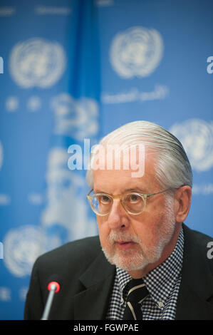 New York, USA. 22. Februar 2016. Information durch den Vorsitzenden der Kommission zur Untersuchung von Syrien Paulo Sérgio Pinheiro im Durchschnitt während der Pressekonferenz über den Stand der Arabischen Republik Syrien "von der Kommission zur Untersuchung von der Arabischen Republik Syrien am Sitz der Vereinten Nationen Credit: LUIZ ROBERTO LIMA/Alamy Live News Stockfoto