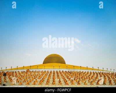 22. Februar 2016 - Khlong Luang, Pathum Thani, Thailand - buddhistische Mönche sitzen die Chedi während Makha Bucha-Tag am Wat Phra Dhammakaya.  Makha Bucha-Tag ist ein Feiertag in Kambodscha, Laos, Myanmar und Thailand. Viele Menschen gehen zum Tempel, um Verdienst ausgerichteten Tätigkeiten auf Makha Bucha-Tag, ausüben, welche vier wichtige Ereignisse im Buddhismus markiert: 1.250 Schüler kamen, den Buddha zu sehen, ohne beschworen wird, alle von ihnen waren Arhantas, erleuchtet sind, und alle waren vom Buddha selbst ordiniert. Der Buddha gab den Arhantas die Prinzipien des Buddhismus, '' Ovadhapatimokha'' genannt. Die pri Stockfoto