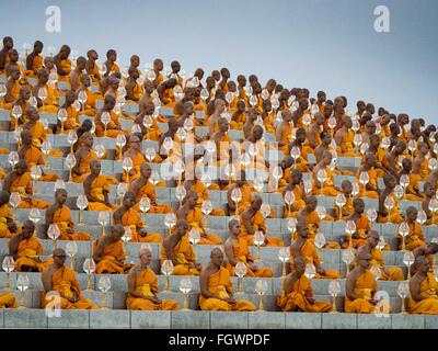 22. Februar 2016 - Khlong Luang, Pathum Thani, Thailand - buddhistische Mönche sitzen die Chedi während Makha Bucha-Tag am Wat Phra Dhammakaya.  Makha Bucha-Tag ist ein Feiertag in Kambodscha, Laos, Myanmar und Thailand. Viele Menschen gehen zum Tempel, um Verdienst ausgerichteten Tätigkeiten auf Makha Bucha-Tag, ausüben, welche vier wichtige Ereignisse im Buddhismus markiert: 1.250 Schüler kamen, den Buddha zu sehen, ohne beschworen wird, alle von ihnen waren Arhantas, erleuchtet sind, und alle waren vom Buddha selbst ordiniert. Der Buddha gab den Arhantas die Prinzipien des Buddhismus, '' Ovadhapatimokha'' genannt. Die pri Stockfoto