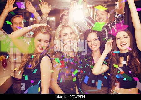 Zusammengesetztes Bild stilvoll Freunde tanzen und Lächeln Stockfoto