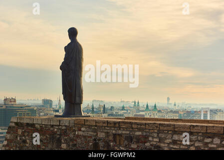 BUDAPEST, Ungarn - 02. Februar: Bronze-Statue der Jungfrau Maria des Bildhauers Laszlo Matyassy außerhalb Budaer Burg, mit Blick auf Budap Stockfoto