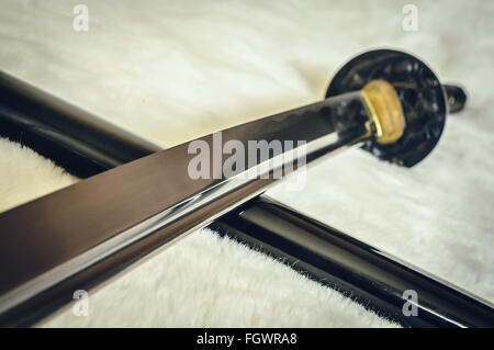 Closeup Details Katana Schwert auf weißem Fell Stockfoto