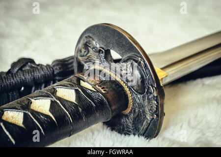 Closeup Details Katana Schwert auf weißem Fell Stockfoto