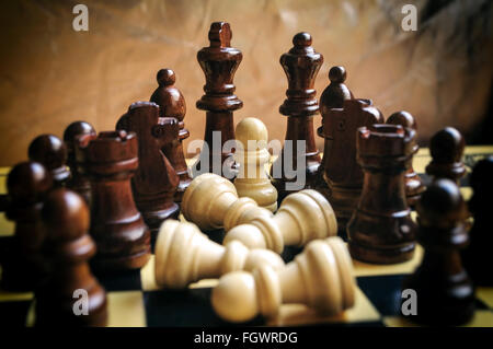 schwarzen und weißen Figuren auf dem Holzbrett Stockfoto