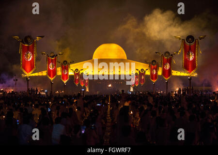 Bangkok, Thailand. 22. Februar 2016. Einen Überblick über den Wat Phra Dhammakaya Tempel während der jährlichen Zeremonie im Norden von Bangkok feiern Thailand.Thai Menschen die buddhistischen im Uhrzeigersinn Umrundung und Makha Pratipa Laterne Beleuchtungszeremonie am Dhammakaya Tempel auf '' Makha Bucha-Tag '' während der dritten Mond Mond, wo rund 1250 Mönche versammelt, um vom Buddha geweiht werden. © Guillaume Payen/ZUMA Draht/Alamy Live-Nachrichten Stockfoto