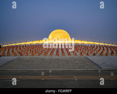 22. Februar 2016 - Khlong Luang, Pathum Thani, Thailand - buddhistische Mönche sitzen die Chedi während Makha Bucha-Tag am Wat Phra Dhammakaya.  Makha Bucha-Tag ist ein Feiertag in Kambodscha, Laos, Myanmar und Thailand. Viele Menschen gehen zum Tempel, um Verdienst ausgerichteten Tätigkeiten auf Makha Bucha-Tag, ausüben, welche vier wichtige Ereignisse im Buddhismus markiert: 1.250 Schüler kamen, den Buddha zu sehen, ohne beschworen wird, alle von ihnen waren Arhantas, erleuchtet sind, und alle waren vom Buddha selbst ordiniert. Der Buddha gab den Arhantas die Prinzipien des Buddhismus, '' Ovadhapatimokha'' genannt. Die pri Stockfoto