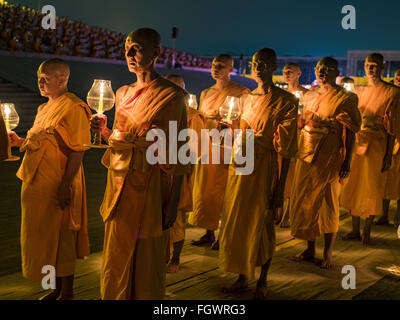 22. Februar 2016 - Khlong Luang, Pathum Thani, Thailand - buddhistische Mönche beteiligt die leichte Kerzenprozession um den Chedi während der Makha Bucha-Tag-Service im Wat Phra Dhammakaya.  Makha Bucha-Tag ist ein Feiertag in Kambodscha, Laos, Myanmar und Thailand. Viele Menschen gehen zum Tempel, um Verdienst ausgerichteten Tätigkeiten auf Makha Bucha-Tag, ausüben, welche vier wichtige Ereignisse im Buddhismus markiert: 1.250 Schüler kamen, den Buddha zu sehen, ohne beschworen wird, alle von ihnen waren Arhantas, erleuchtet sind, und alle waren vom Buddha selbst ordiniert. Der Buddha gab den Arhantas die Grundsätze der Stockfoto