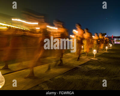 22. Februar 2016 - Khlong Luang, Pathum Thani, Thailand - buddhistische Mönche beteiligt die leichte Kerzenprozession um den Chedi während der Makha Bucha-Tag-Service im Wat Phra Dhammakaya.  Makha Bucha-Tag ist ein Feiertag in Kambodscha, Laos, Myanmar und Thailand. Viele Menschen gehen zum Tempel, um Verdienst ausgerichteten Tätigkeiten auf Makha Bucha-Tag, ausüben, welche vier wichtige Ereignisse im Buddhismus markiert: 1.250 Schüler kamen, den Buddha zu sehen, ohne beschworen wird, alle von ihnen waren Arhantas, erleuchtet sind, und alle waren vom Buddha selbst ordiniert. Der Buddha gab den Arhantas die Grundsätze der Stockfoto