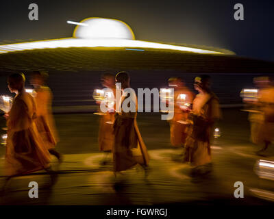 22. Februar 2016 - Khlong Luang, Pathum Thani, Thailand - buddhistische Mönche beteiligt die leichte Kerzenprozession um den Chedi während der Makha Bucha-Tag-Service im Wat Phra Dhammakaya.  Makha Bucha-Tag ist ein Feiertag in Kambodscha, Laos, Myanmar und Thailand. Viele Menschen gehen zum Tempel, um Verdienst ausgerichteten Tätigkeiten auf Makha Bucha-Tag, ausüben, welche vier wichtige Ereignisse im Buddhismus markiert: 1.250 Schüler kamen, den Buddha zu sehen, ohne beschworen wird, alle von ihnen waren Arhantas, erleuchtet sind, und alle waren vom Buddha selbst ordiniert. Der Buddha gab den Arhantas die Grundsätze der Stockfoto