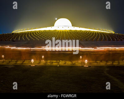 22. Februar 2016 - Khlong Luang, Pathum Thani, Thailand - buddhistische Mönche beteiligt die leichte Kerzenprozession um den Chedi während der Makha Bucha-Tag-Service im Wat Phra Dhammakaya.  Makha Bucha-Tag ist ein Feiertag in Kambodscha, Laos, Myanmar und Thailand. Viele Menschen gehen zum Tempel, um Verdienst ausgerichteten Tätigkeiten auf Makha Bucha-Tag, ausüben, welche vier wichtige Ereignisse im Buddhismus markiert: 1.250 Schüler kamen, den Buddha zu sehen, ohne beschworen wird, alle von ihnen waren Arhantas, erleuchtet sind, und alle waren vom Buddha selbst ordiniert. Der Buddha gab den Arhantas die Grundsätze der Stockfoto