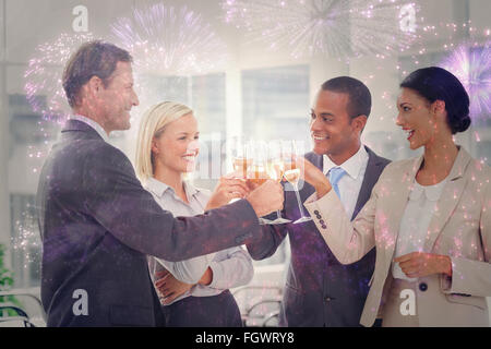 Zusammengesetztes Bild des Business-Team feiert mit Champagner und Toasten Stockfoto