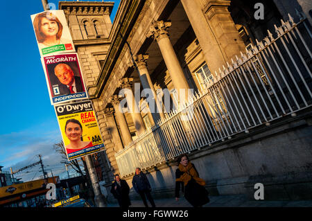 Dublin, Irland. 22. Februar 2016. Wahlplakate von Connolly Bahnhof in der Hauptstadt. Die irische allgemeine Wahl Wll nehmen legen diese Freitag, 26. Februar 2016. © Richard Wayman/Alamy Live-Nachrichten Stockfoto